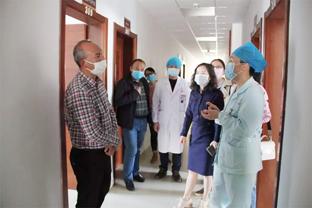 紅河州殘疾人聯(lián)合會理事長李光林一行到我院康復(fù)科調(diào)研(圖2)