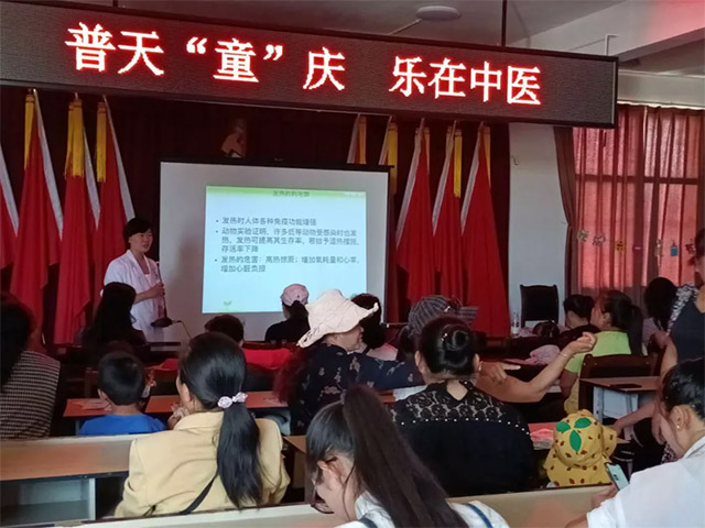建水縣中醫(yī)醫(yī)院與陳官村委會聯(lián)合舉辦“普天童慶，樂在中醫(yī)”六一活動(圖2)