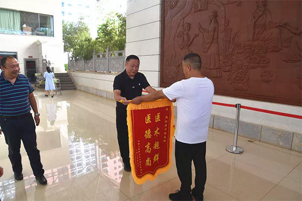 妙手回春醫(yī)術(shù)精 患者感恩送錦旗(圖1)