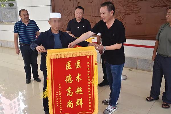 妙手回春醫(yī)術(shù)精 患者感恩送錦旗(圖2)